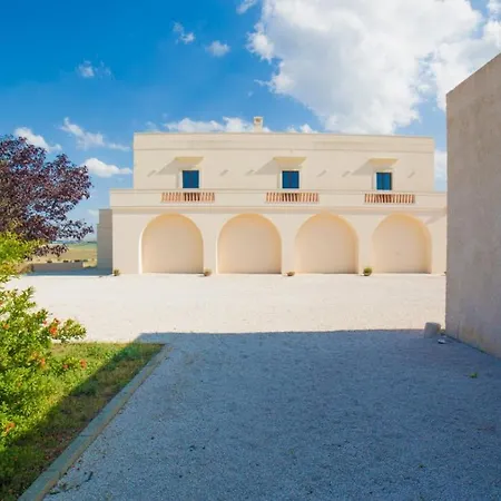 Hotel Masseria Fontana Di Vite 4*